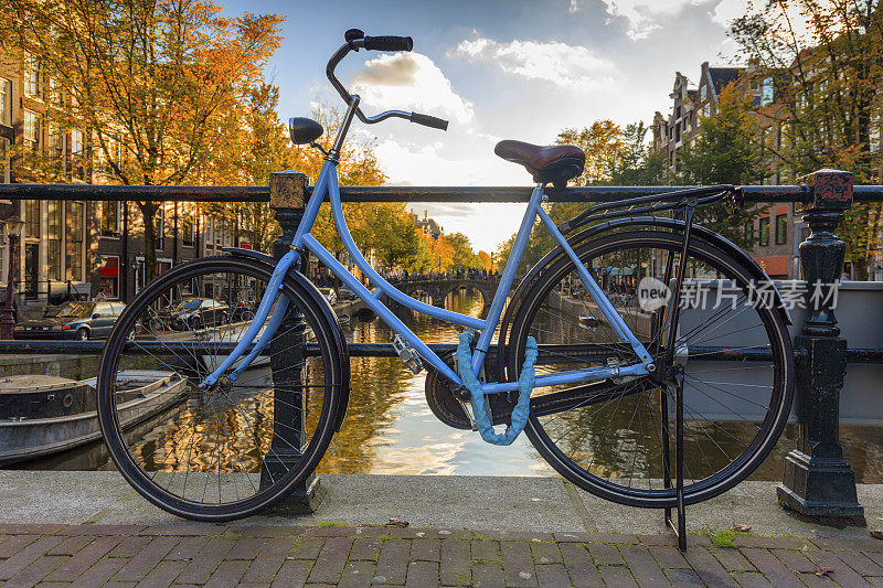 在阿姆斯特丹的Oudezijds Voorburgwal的Armbrug自行车